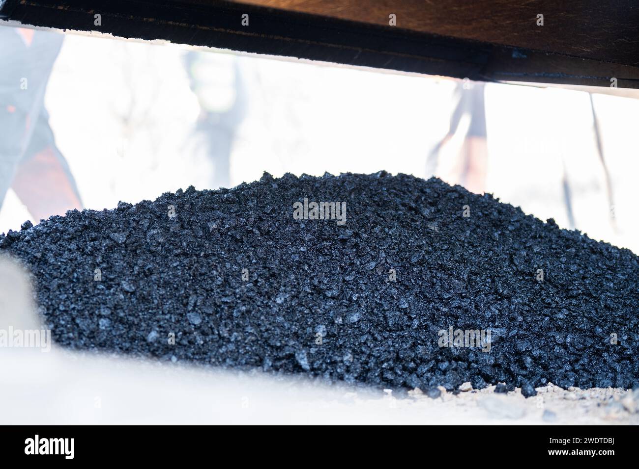 Materiale fotografico di magazzino per cantieri stradali, posa di una nuova superficie di asfalto, macchine per impieghi gravosi, lavoratori edili, lavori di pavimentazione Foto Stock