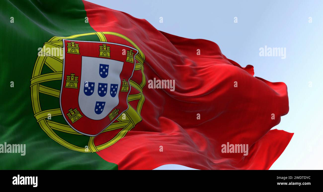 Primo piano della bandiera nazionale del Portogallo che sventola al vento in una giornata limpida. La Repubblica portoghese è uno Stato membro dell'Unione europea. spia 3d Foto Stock