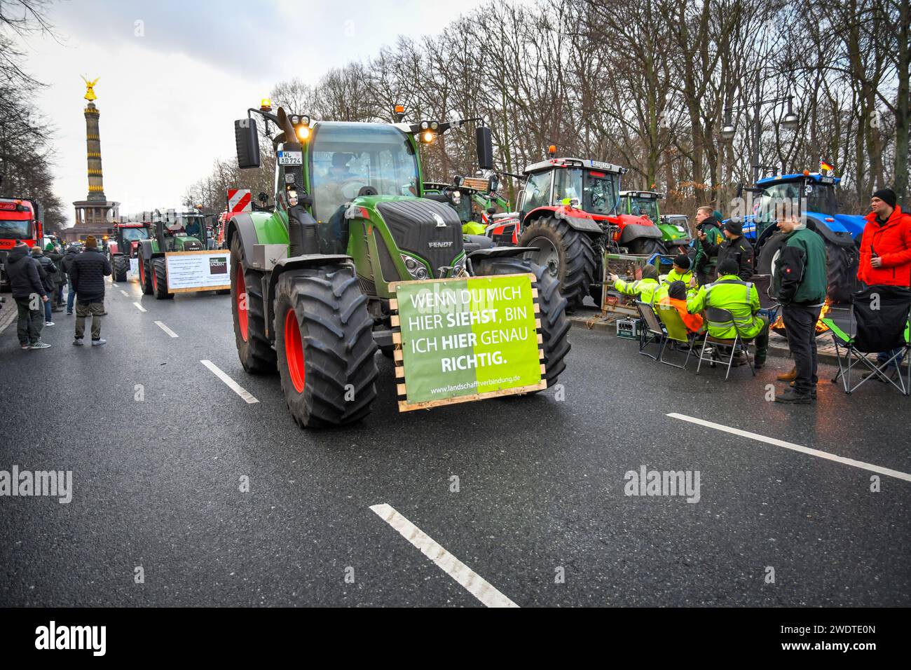 Berlino, Germania 14 gennaio 2024. Agricoltori e camionisti protestano al Brandenburger Tor contro i tagli alle sovvenzioni. Foto Stock