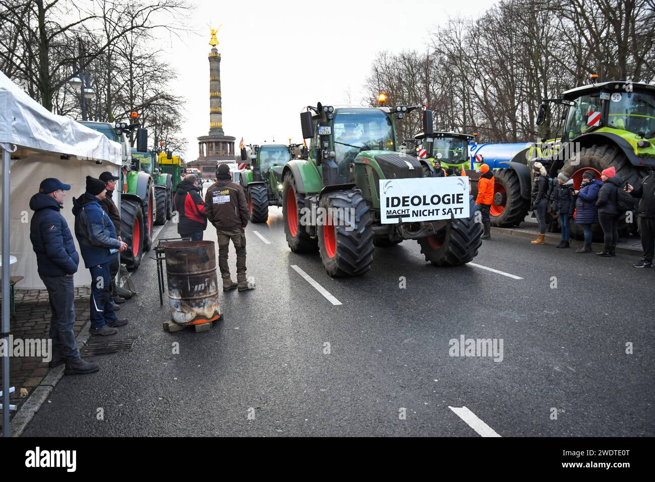 Berlino, Germania 14 gennaio 2024. Agricoltori e camionisti protestano al Brandenburger Tor contro i tagli alle sovvenzioni. Foto Stock
