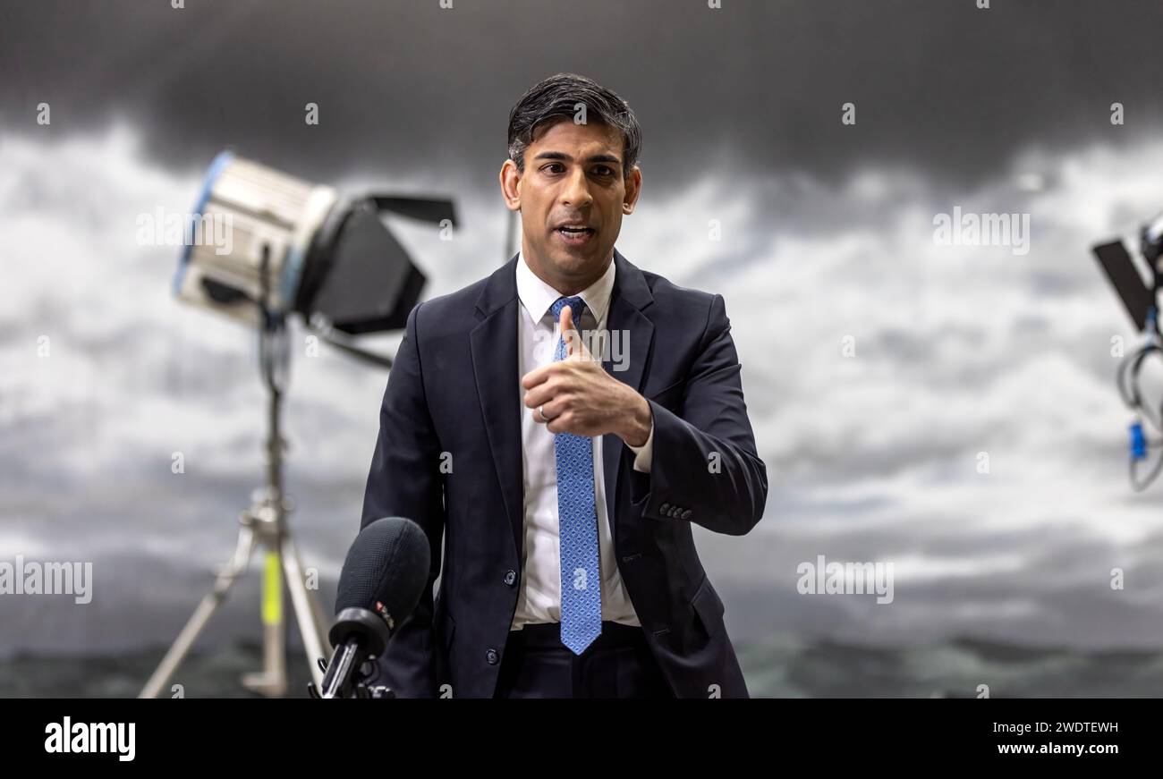 Il primo ministro Rishi Sunak parla ai media di fronte a una caduta dipinta di un cielo tempestoso, creato dagli studenti, durante una visita alla National Film and Television School con sede ai Beaconsfield Studios nel Buckinghamshire. Data immagine: Lunedì 22 gennaio 2024. Foto Stock