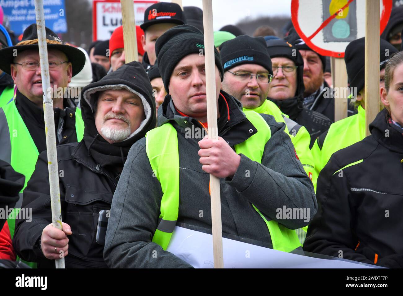 Berlino, Germania 15 gennaio 2024. Oltre 10,000 agricoltori e altri hanno protestato a Berlino al Brandenburger Tor contro i piani del governo per tagliare i sussidi e aumentare le tasse. Foto Stock
