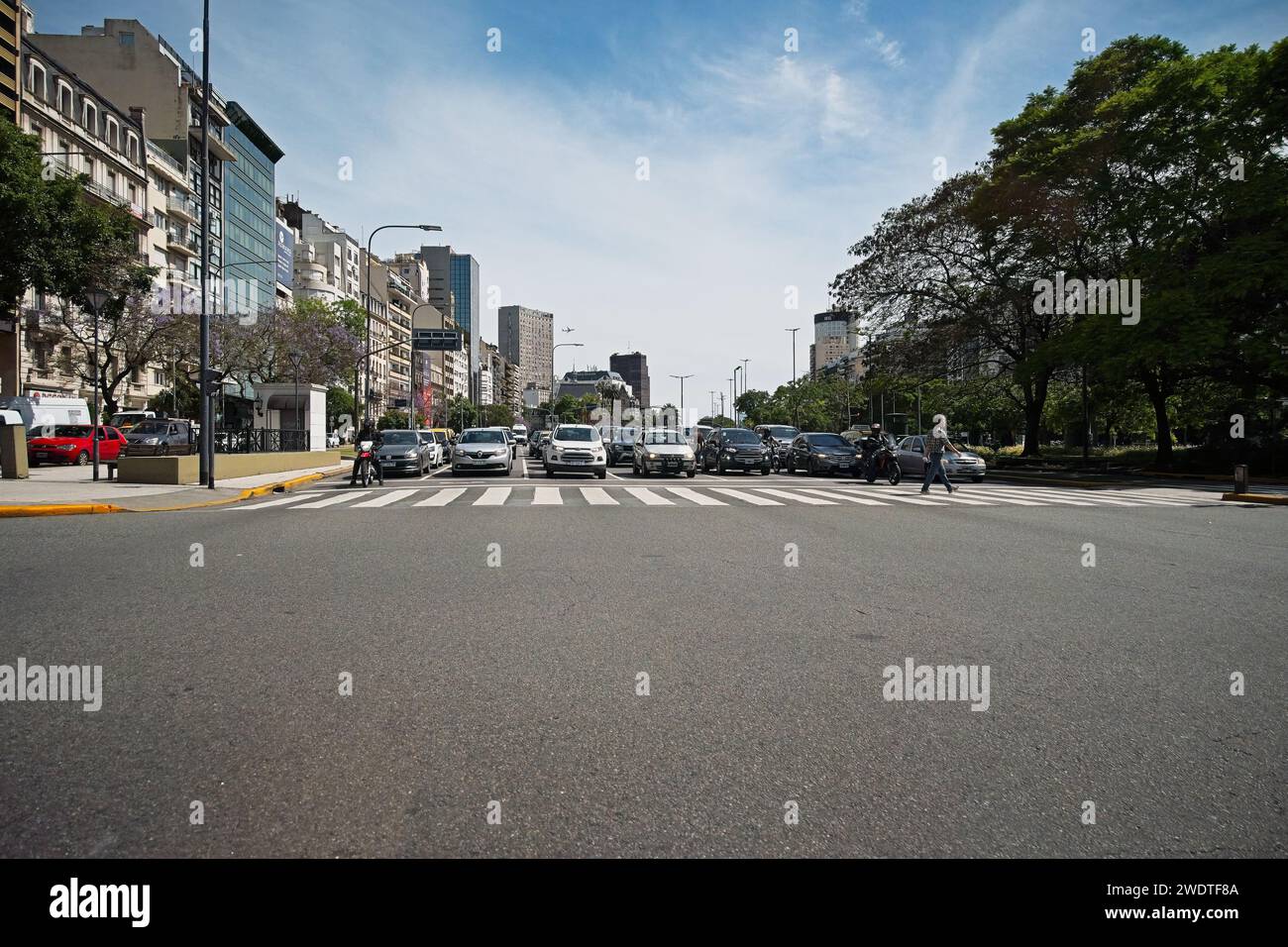 Buenos Aires, Argentina, Avenida 9 de Julio, nella sua più ampia, il viale ha venti corsie di traffico, comprese le strade laterali. Foto Stock