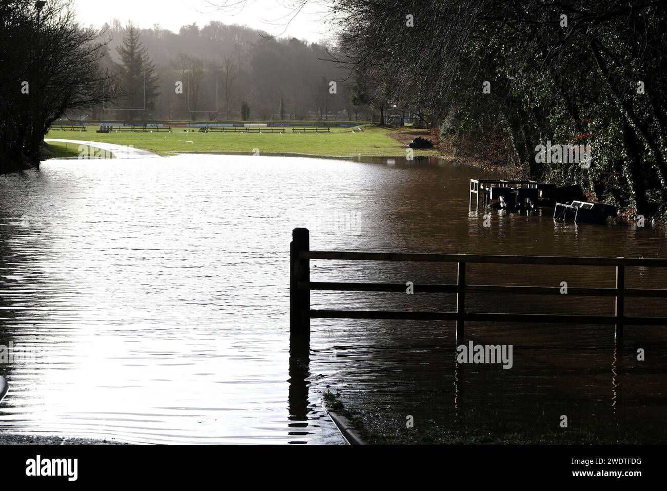 Jedburgh, Regno Unito. 22 gennaio 2024. La tempesta Isha è stata accusata di inondazioni notturne sulla A68, con chiusure stradali, aree allagate a Jedforest RFC, chiusure notturne a causa delle inondazioni dell'acqua proveniente dalla "Jed Water" che si rompono sulle rive della città, alcune auto abbandonate dalla strada. Nuvole di tempesta ancora nella zona. Credito: Rob Gray/Alamy Live News Foto Stock