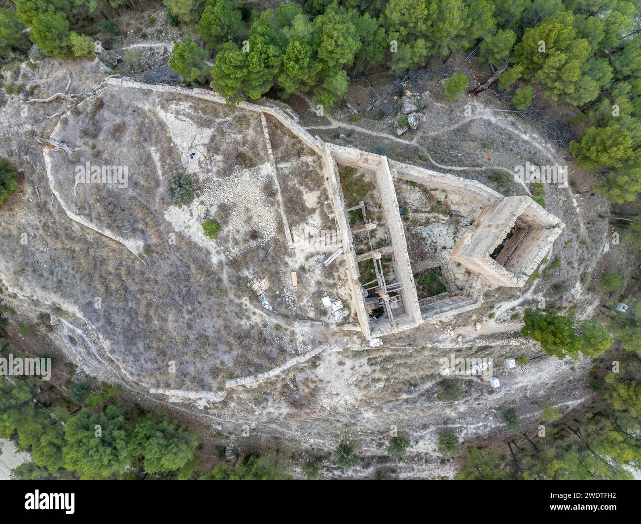 Vista aerea del castello di Barxell nel comune di Alcoy, Alicante, Spagna. edificio medievale del xiii secolo su un tumulo roccioso Foto Stock