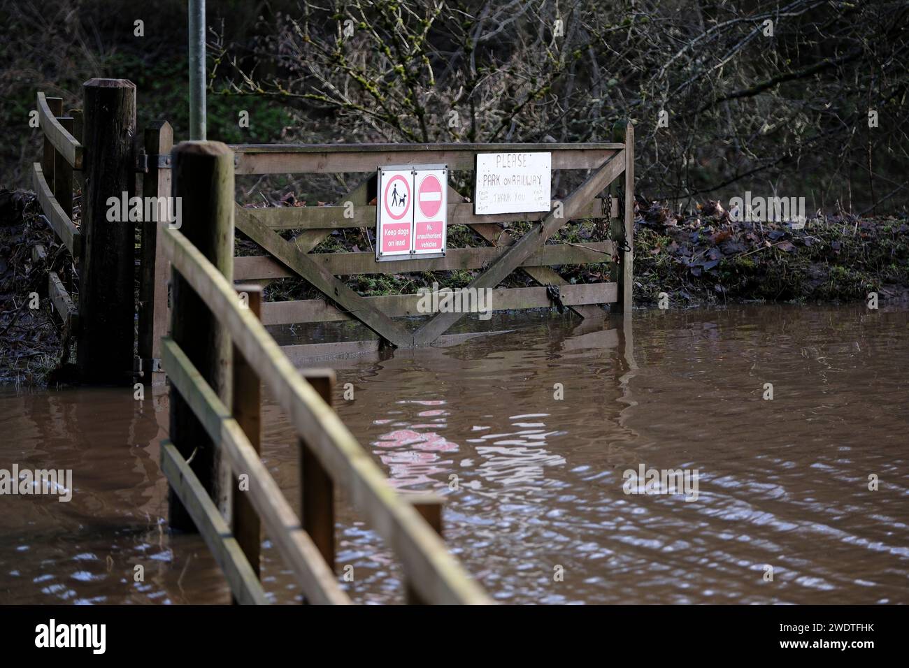 Jedburgh, Regno Unito. 22 gennaio 2024. La tempesta Isha è stata accusata di inondazioni notturne sulla A68, con chiusure stradali, aree allagate a Jedforest RFC, chiusure notturne a causa delle inondazioni dell'acqua proveniente dalla "Jed Water" che si rompono sulle rive della città, alcune auto abbandonate dalla strada. Nuvole di tempesta ancora nella zona. Credito: Rob Gray/Alamy Live News Foto Stock