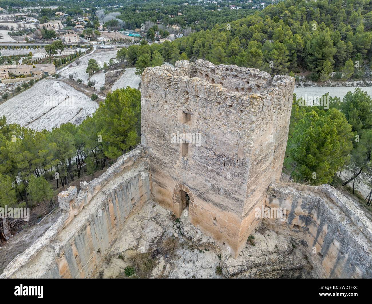Vista aerea del castello di Barxell nel comune di Alcoy, Alicante, Spagna. edificio medievale del xiii secolo su un tumulo roccioso Foto Stock