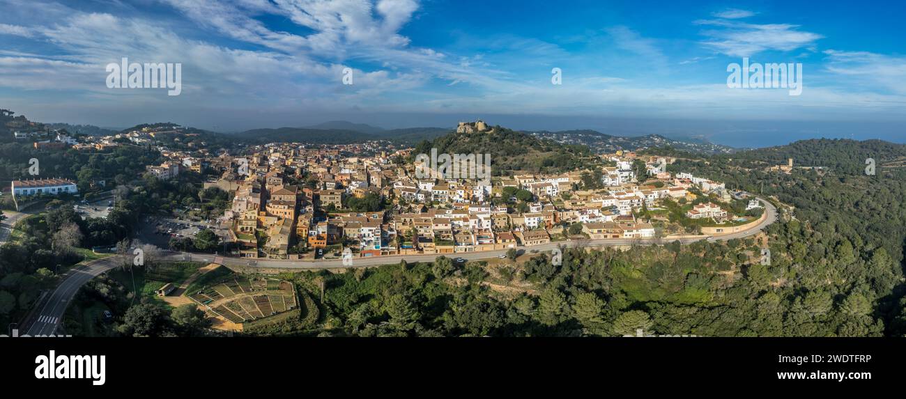 Resti di un forte del castello di Begur del XVI secolo in cima a una collina boscosa, con viste panoramiche del Mar Mediterraneo sulla Costa Brava in Spagna Foto Stock