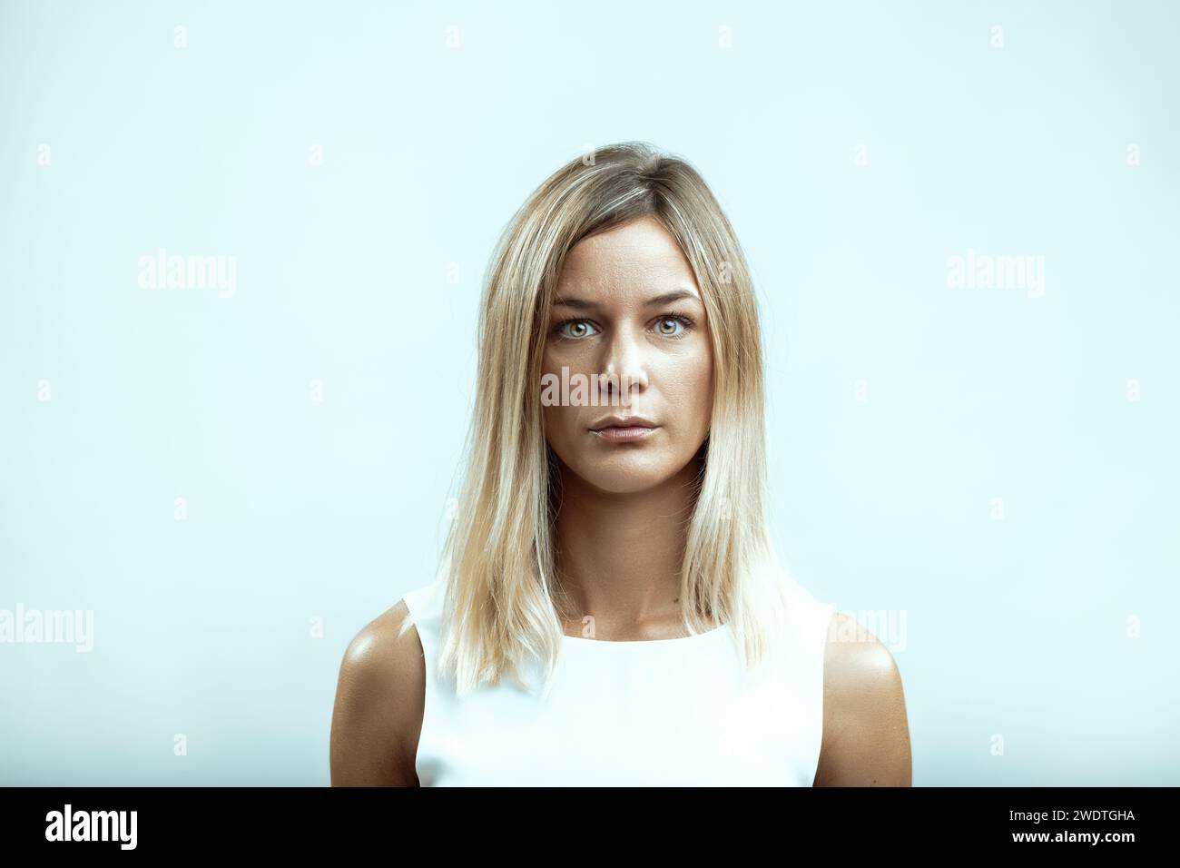 La donna con un'espressione determinata è pronta, il suo sguardo diretto indica la determinazione e la forza Foto Stock