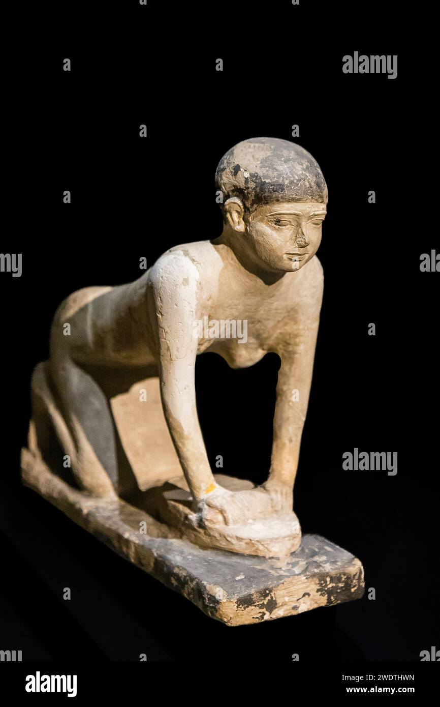 Museo Nazionale di Alessandria, statuetta modello di un servo che frantumava grani con una pietra rotonda. Foto Stock