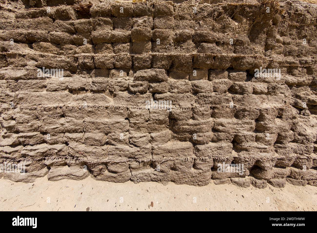 Egitto, regione di Fayum, El Lahun, complesso piramidale di Sesostris II, muro di mattoni, rinforzato da un traliccio di paglia. Foto Stock
