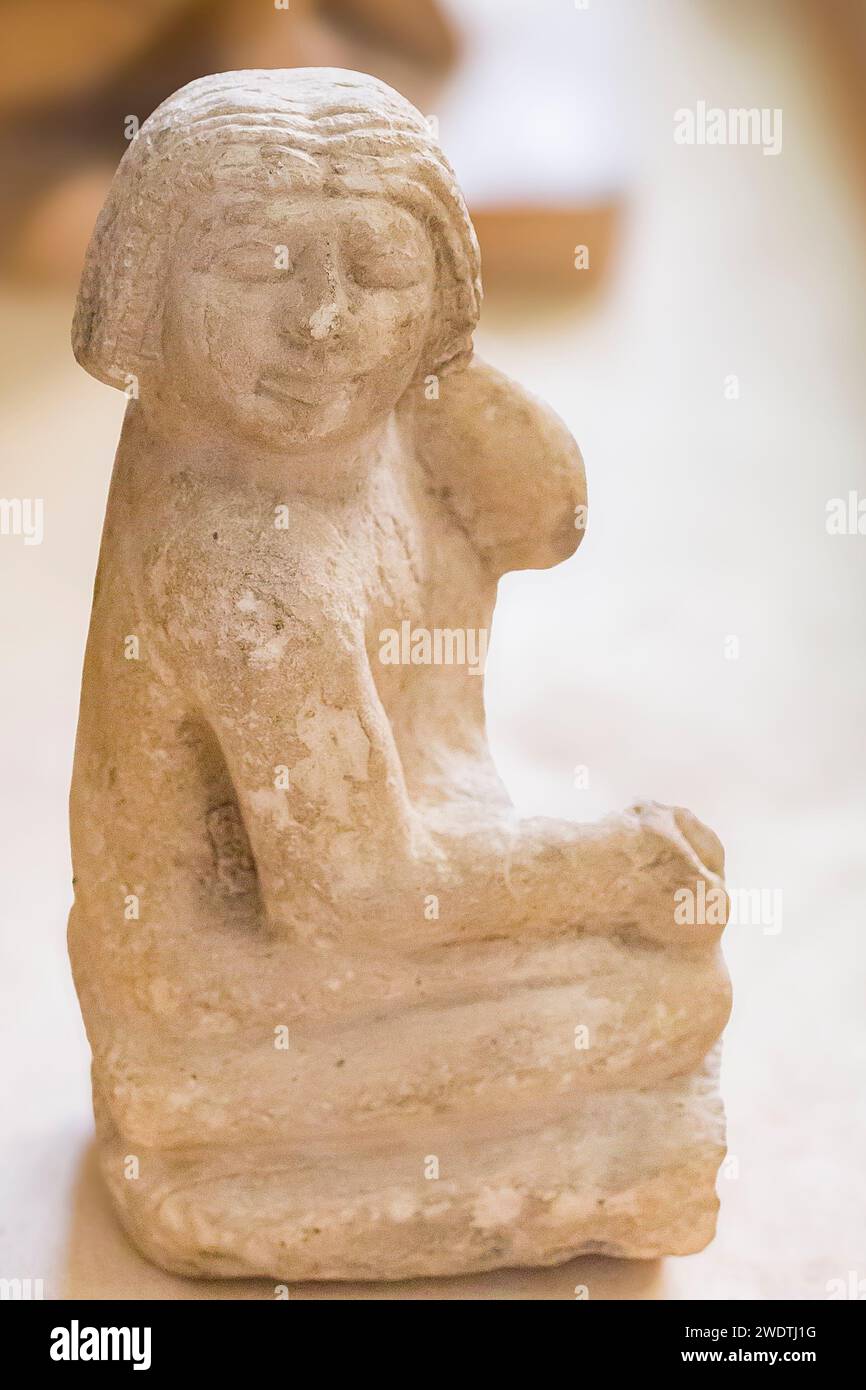 Museo egizio del Cairo, statuetta modello di pentole riscaldate di una serva e proteggendo la sua testa dal fuoco. Foto Stock