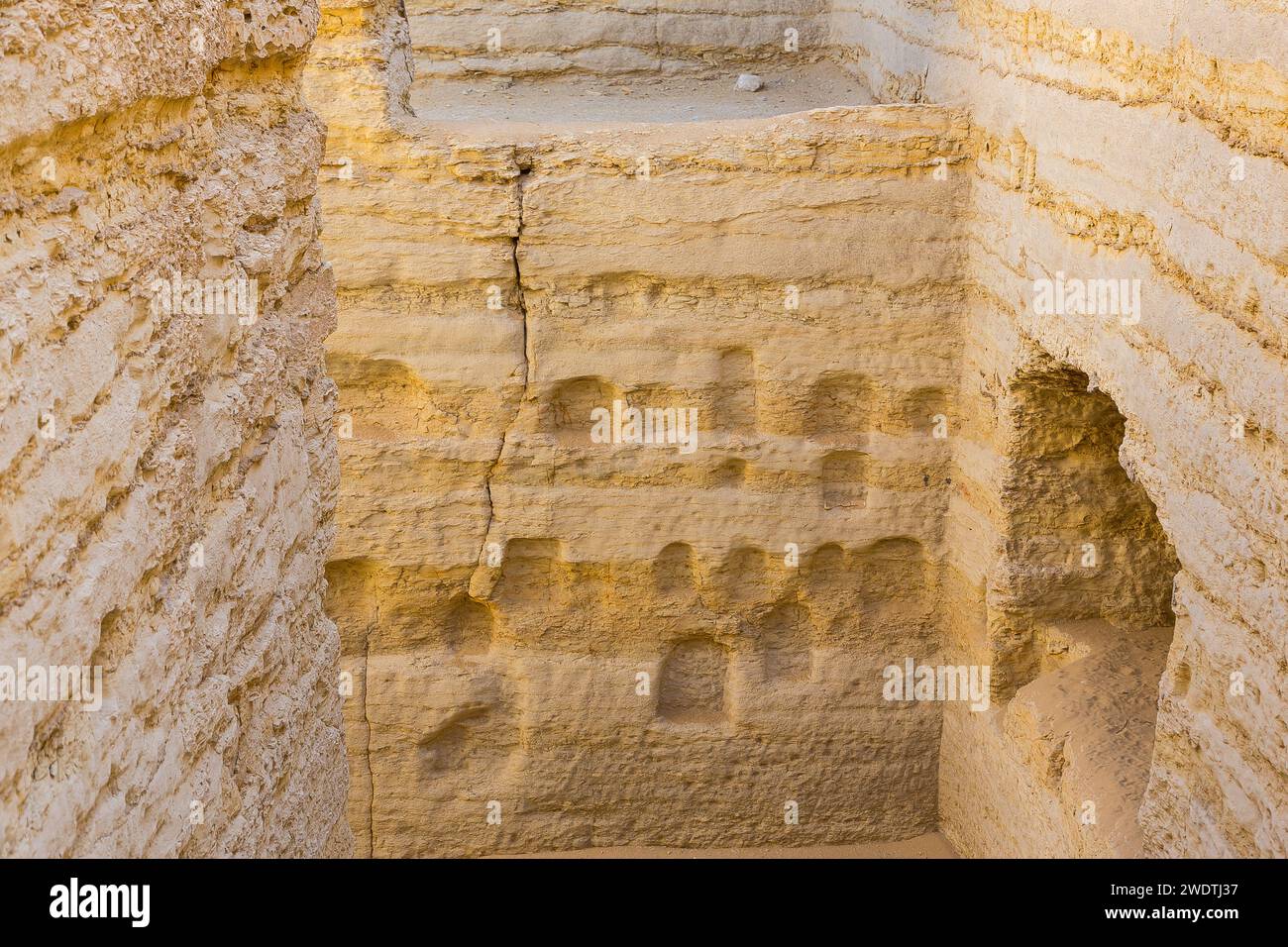 Egitto, Saqqara, ingresso della necropoli di Serapeum: Nicchie per le stele. Foto Stock