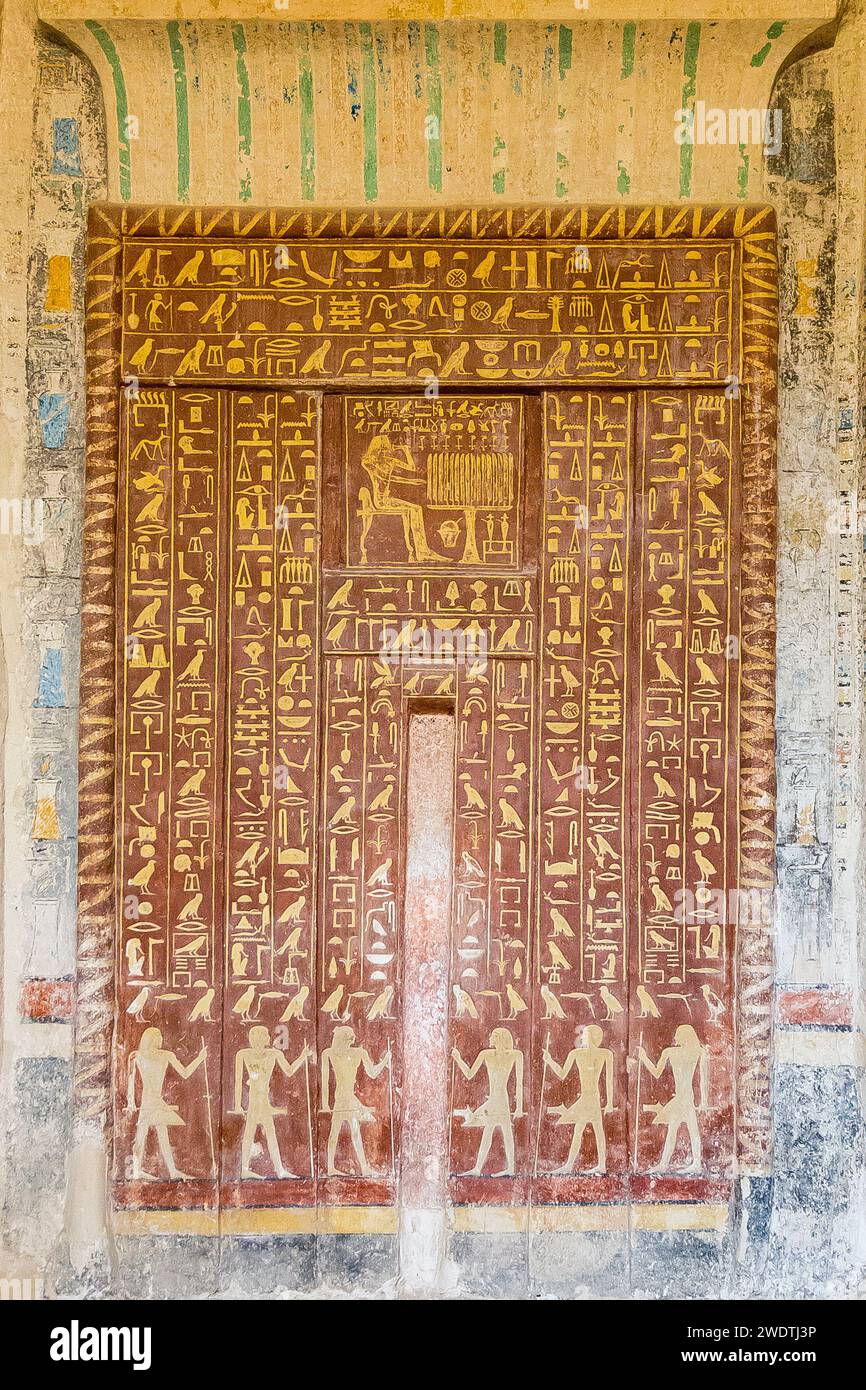 Egitto, Saqqara, tomba di Mehu, splendida porta falsa, dai colori vivaci. Foto Stock