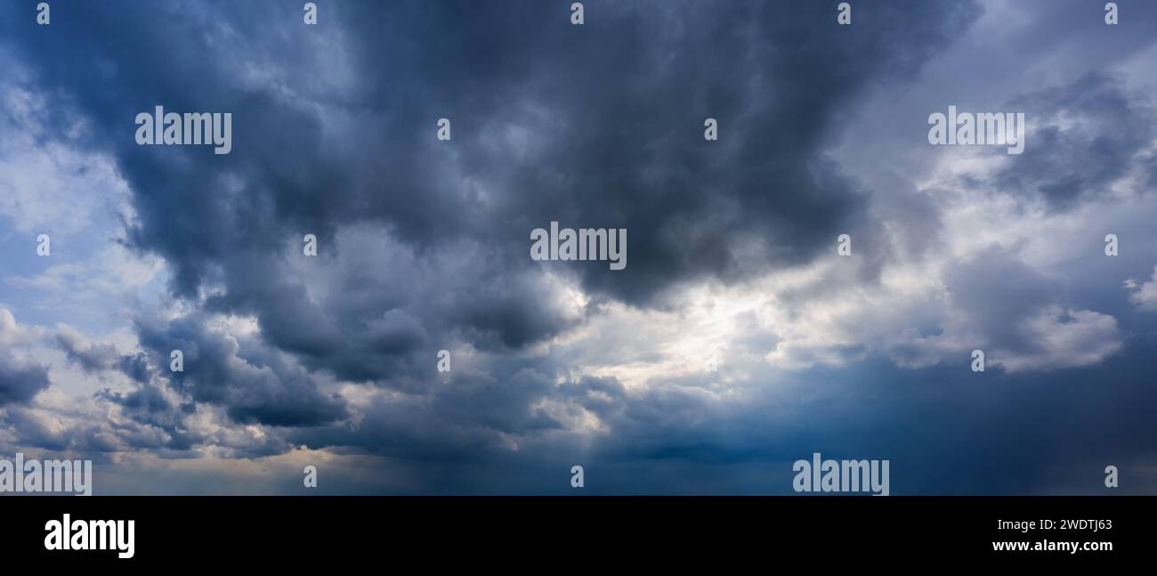 Cielo tempestoso con nuvole piovose e scure. Informazioni sulle previsioni del tempo. Contesto naturale. Foto Stock