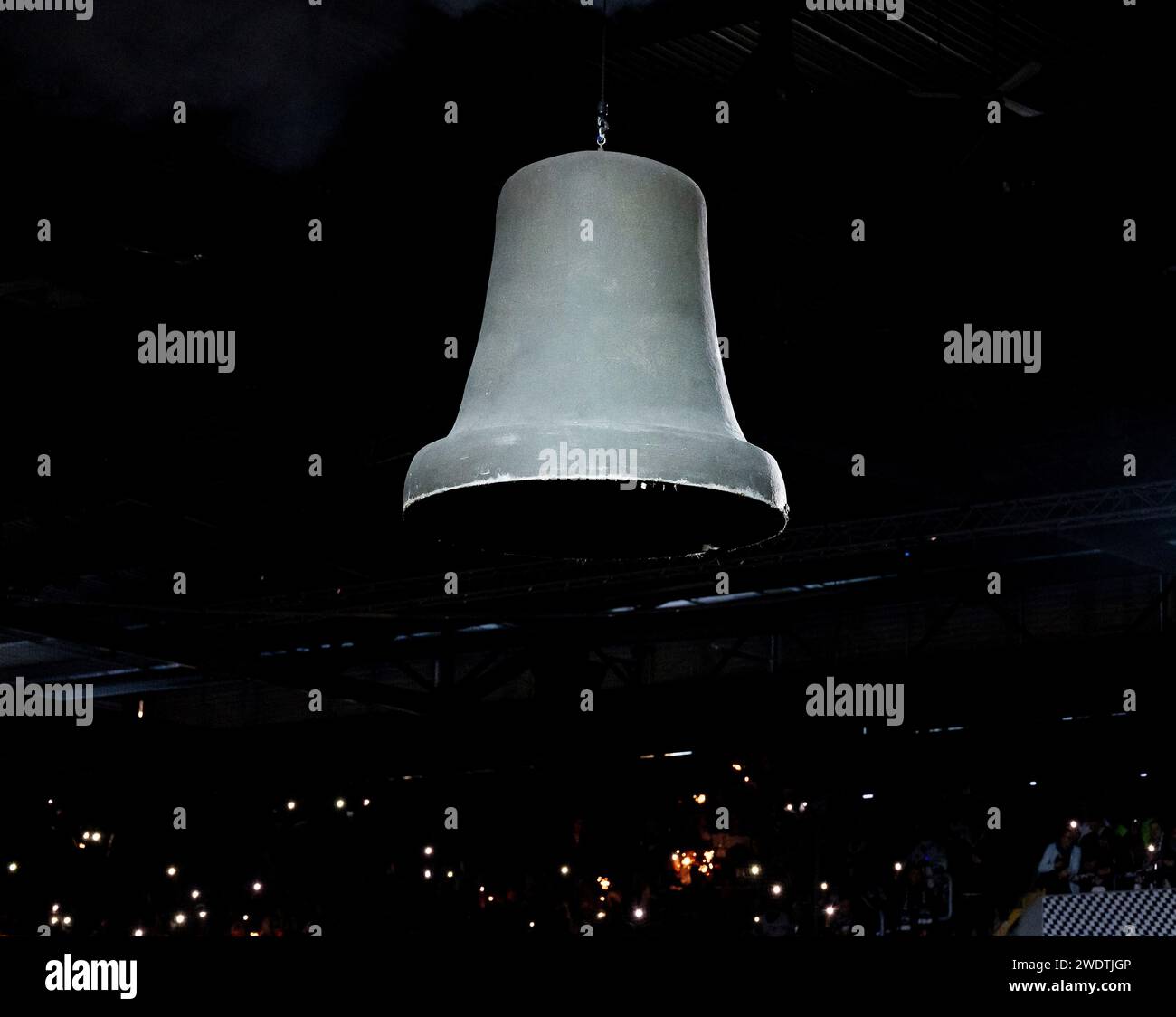 Muenchen, Deutschland. 21 gennaio 2024. Die Glocke, passend zu Hells Bells, bei der Einlaufshow. EHC Red Bull Muenchen gegen Fischtown Pinguins Bremerhaven, Eishockey, DEL, 40. Spieltag, Saison 2023/2024, 21.01.2024. Foto: Eibner-Pressefoto/Heike Feiner Credit: dpa/Alamy Live News Foto Stock