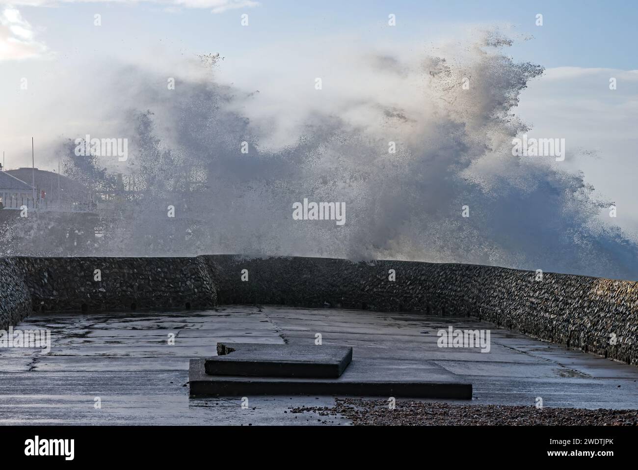 Brighton Beach , città di Brighton & Hove, East Sussex, Regno Unito. Brighton Beach colpita da Storm Isha durante l'alta marea di Storm Isha che colpisce la costa meridionale a Brighton & Hove. Onde che si infrangono sulla groyne di mare accanto al molo di Brighton. 22 gennaio 2024. David Smith/alamy Live News Foto Stock