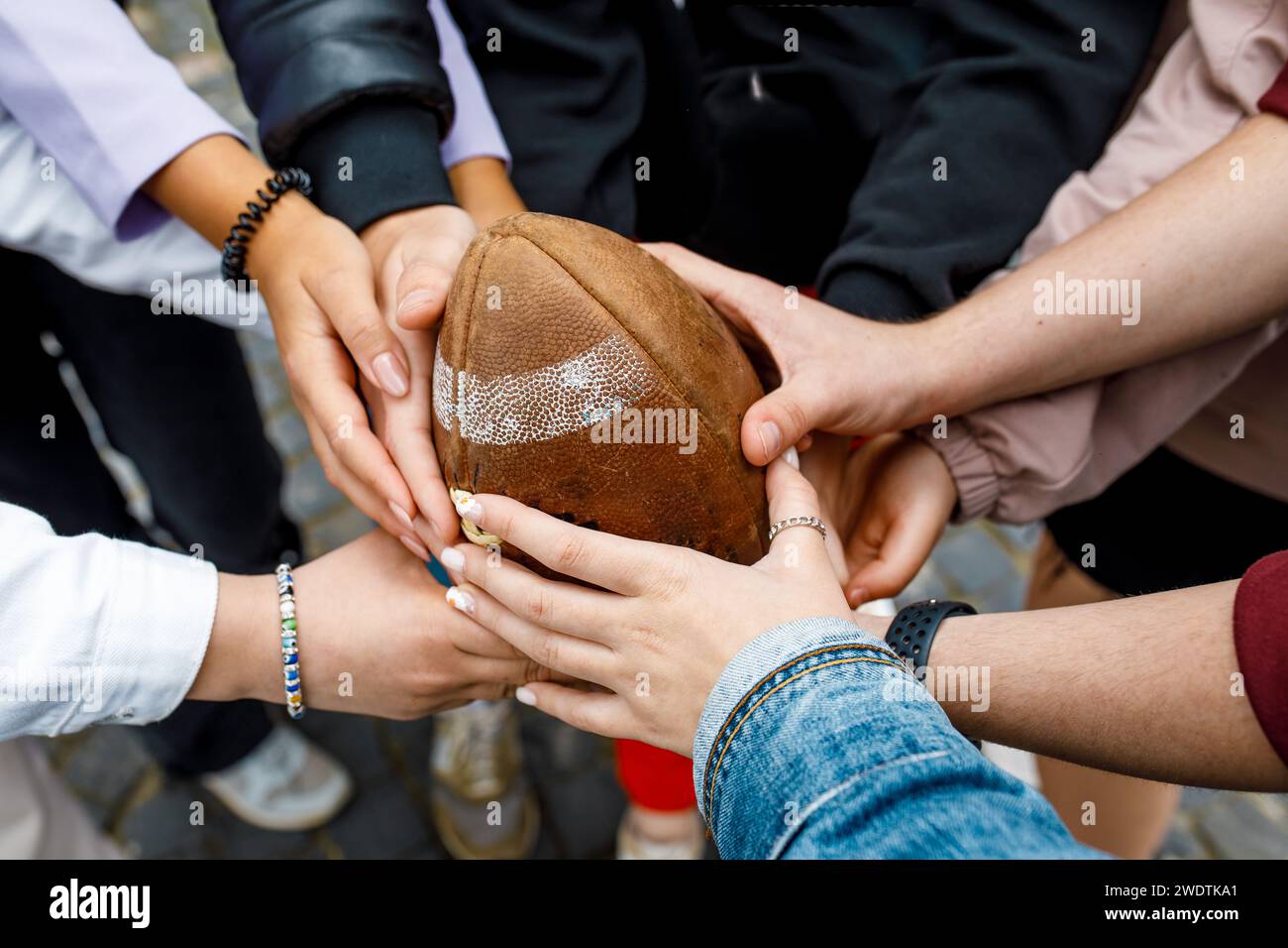 pallina da football americano con molte mani. Foto di alta qualità Foto Stock
