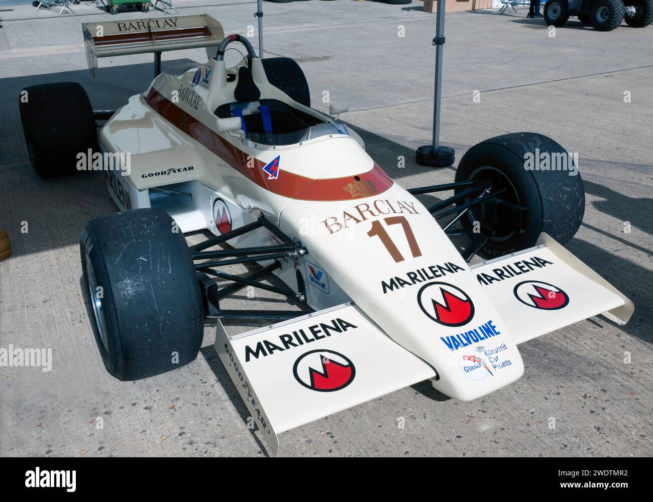 Vista frontale di tre quarti di una vettura di Formula uno bianca, 1983, frecce A6, in mostra al Silverstone Festival 2023 Foto Stock