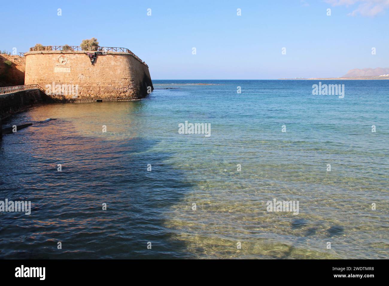 bastione mocenigo e mar mediterraneo a chania a creta in grecia Foto Stock