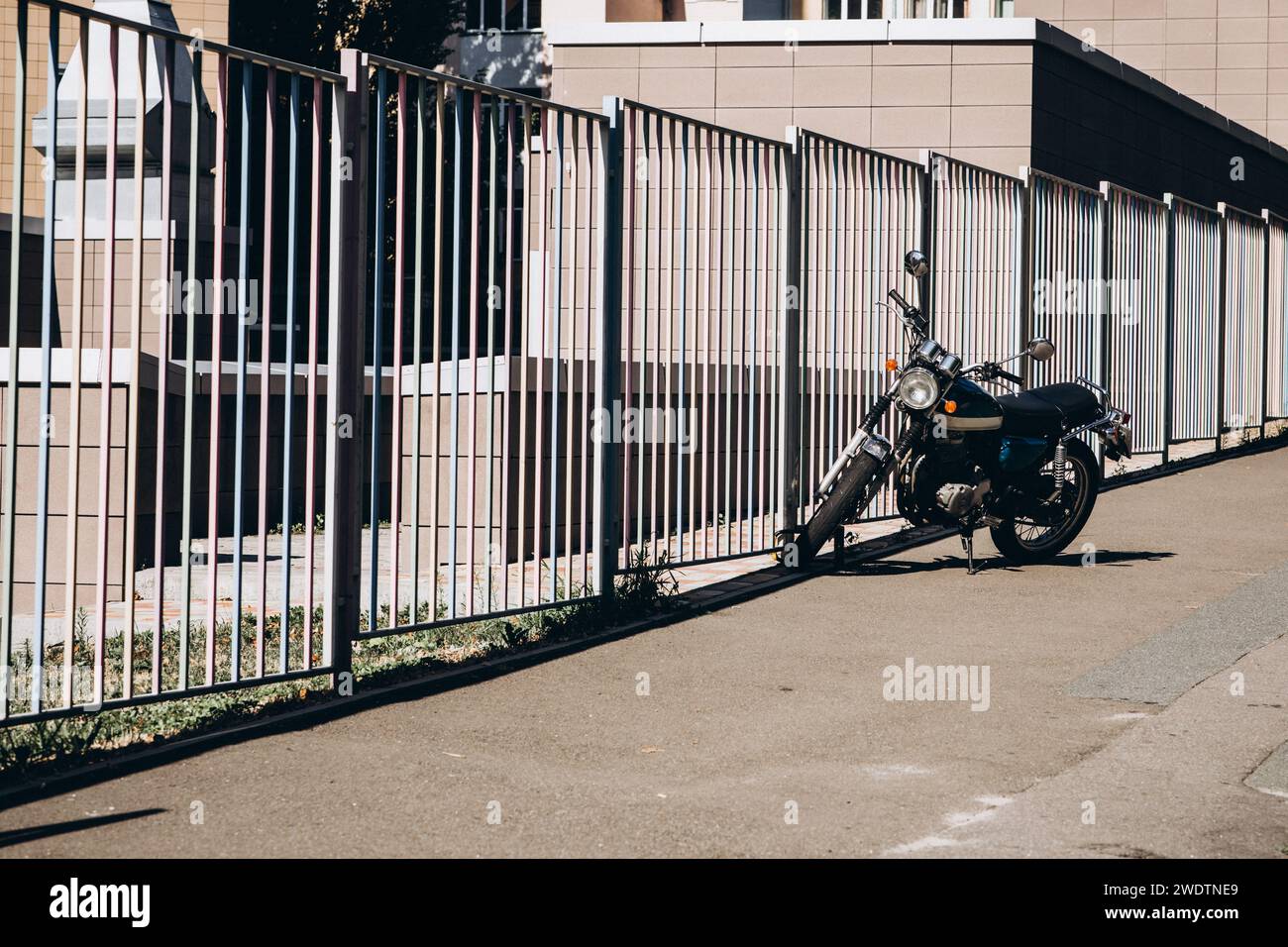 motocicletta vicino a una lunga recinzione. Foto di alta qualità Foto Stock