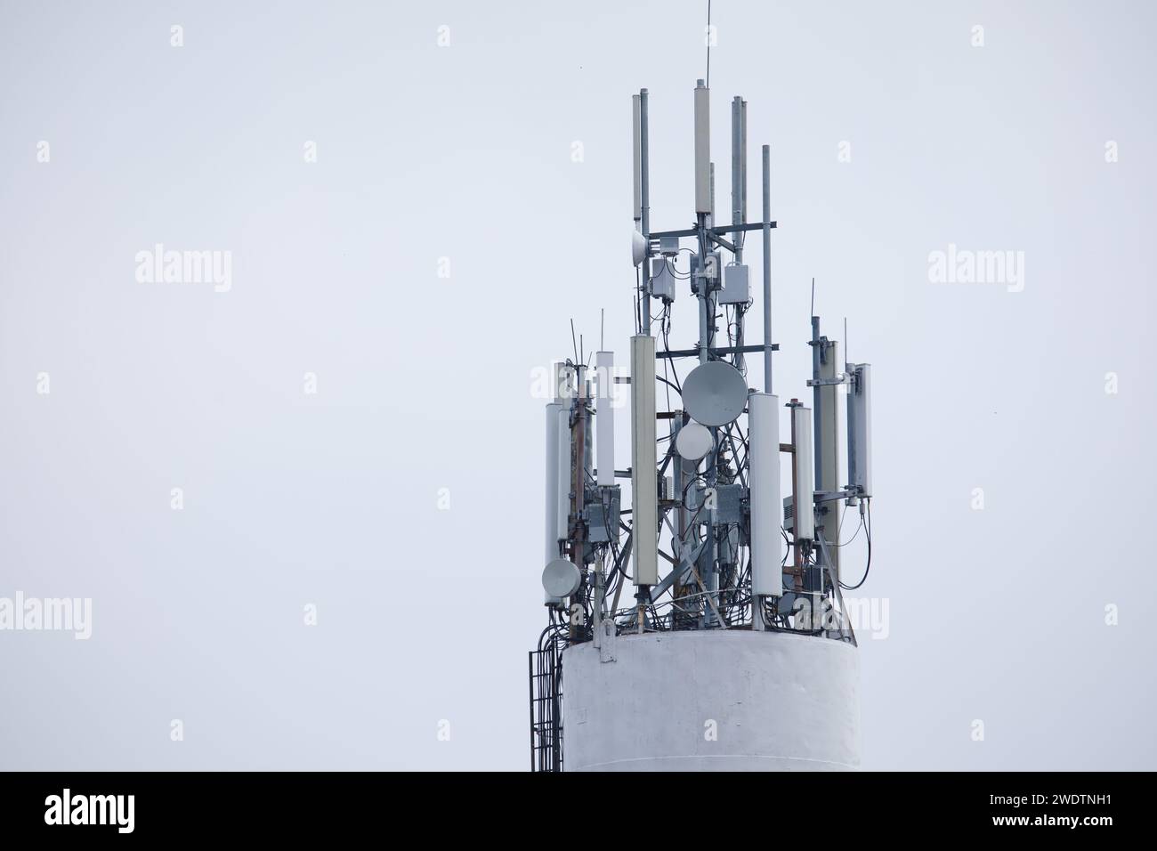 torre degli operatori mobili 4G, stazione di comunicazione. Foto di alta qualità Foto Stock