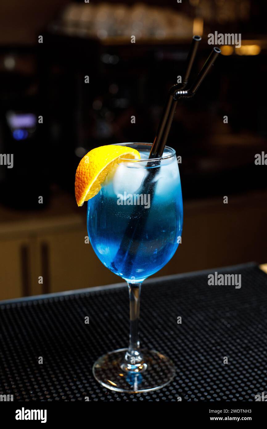 cocktail blu con cannuccia sullo sfondo. Foto di alta qualità Foto Stock