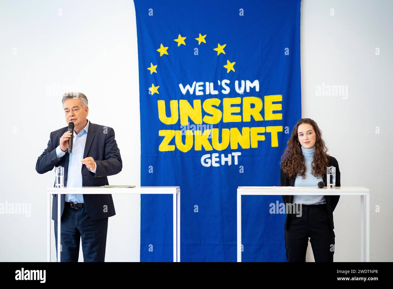 Vienna, Vienna, Austria. 22 gennaio 2024. Conferenza stampa con il portavoce federale WERNER KOGLER sulla "candidatura per la candidatura principale del Partito Verde austriaco alle elezioni europee” con la candidata principale e attivista per il clima LENA SCHILLING. (Immagine di credito: © Andreas Stroh/ZUMA Press Wire) SOLO USO EDITORIALE! Non per USO commerciale! Foto Stock