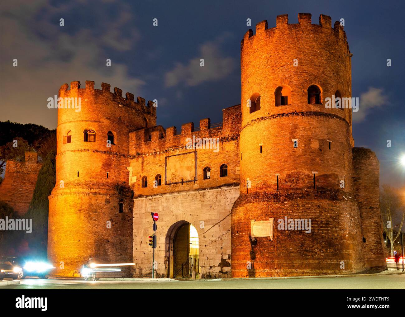 Vista di porta San Paolo di notte, Roma, Italia Foto Stock