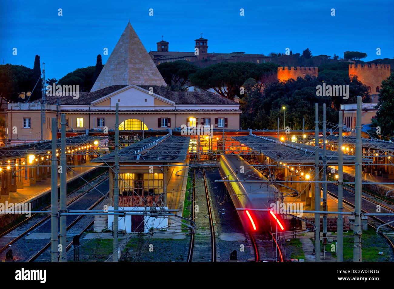 Vista posteriore della stazione ferroviaria di Roma porta San Paolo, Roma, Italia Foto Stock