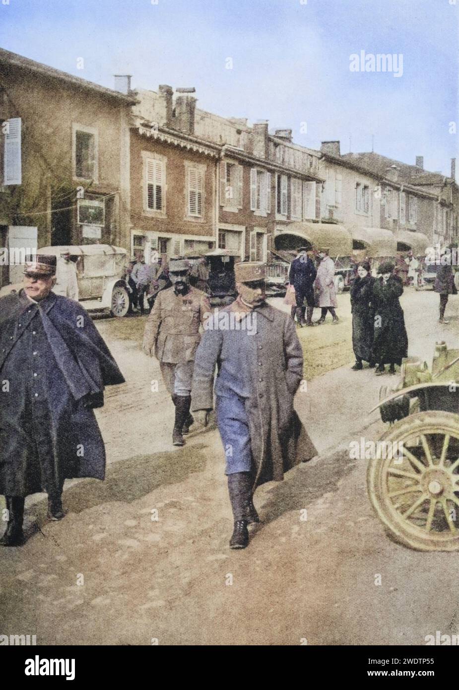 Der Verteidiger von Verdun: General Petain (Mitte) geht zu Fuß mit General Joffre zu seiner Rechten., Historisch, digital restaurierte Reproduktion von einer Vorlage aus dem 19. Jahrhundert, data record non indicata Foto Stock