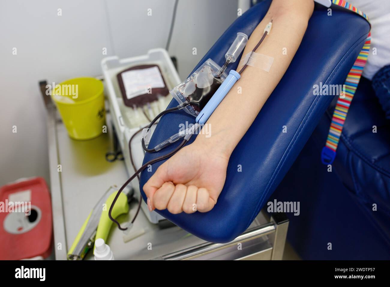 donatore di sangue, dona sangue in laboratorio. Foto di alta qualità Foto Stock