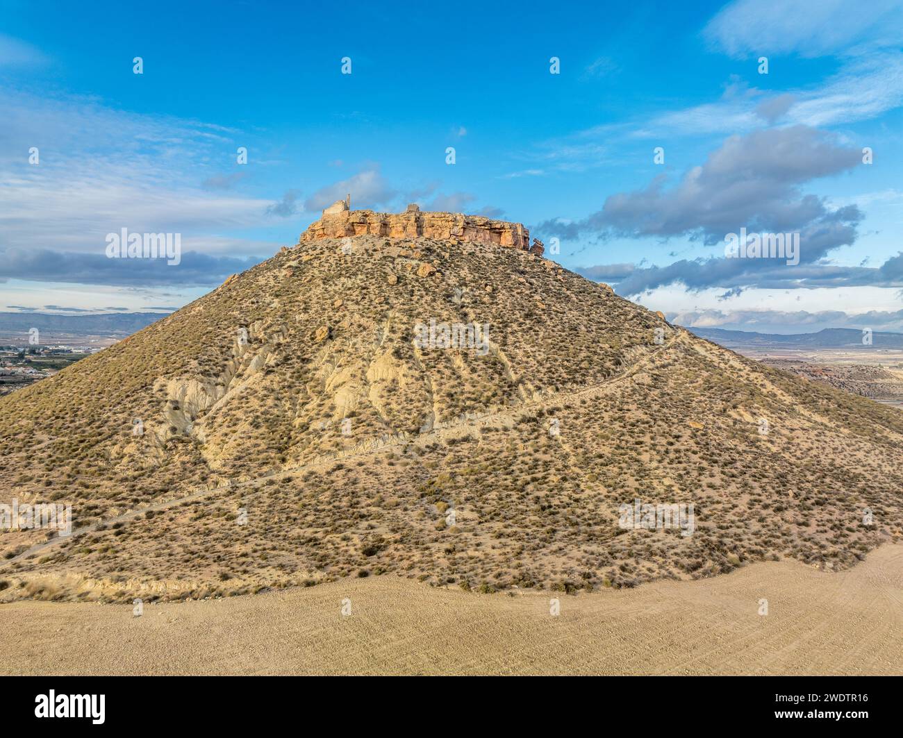 Vista aerea di Castillo de Alcalá o Castillo de la Puebla, castello arabo nella provincia di Murcia, in Spagna, sulla cima di una montagna calcarea con cima piatta. Foto Stock