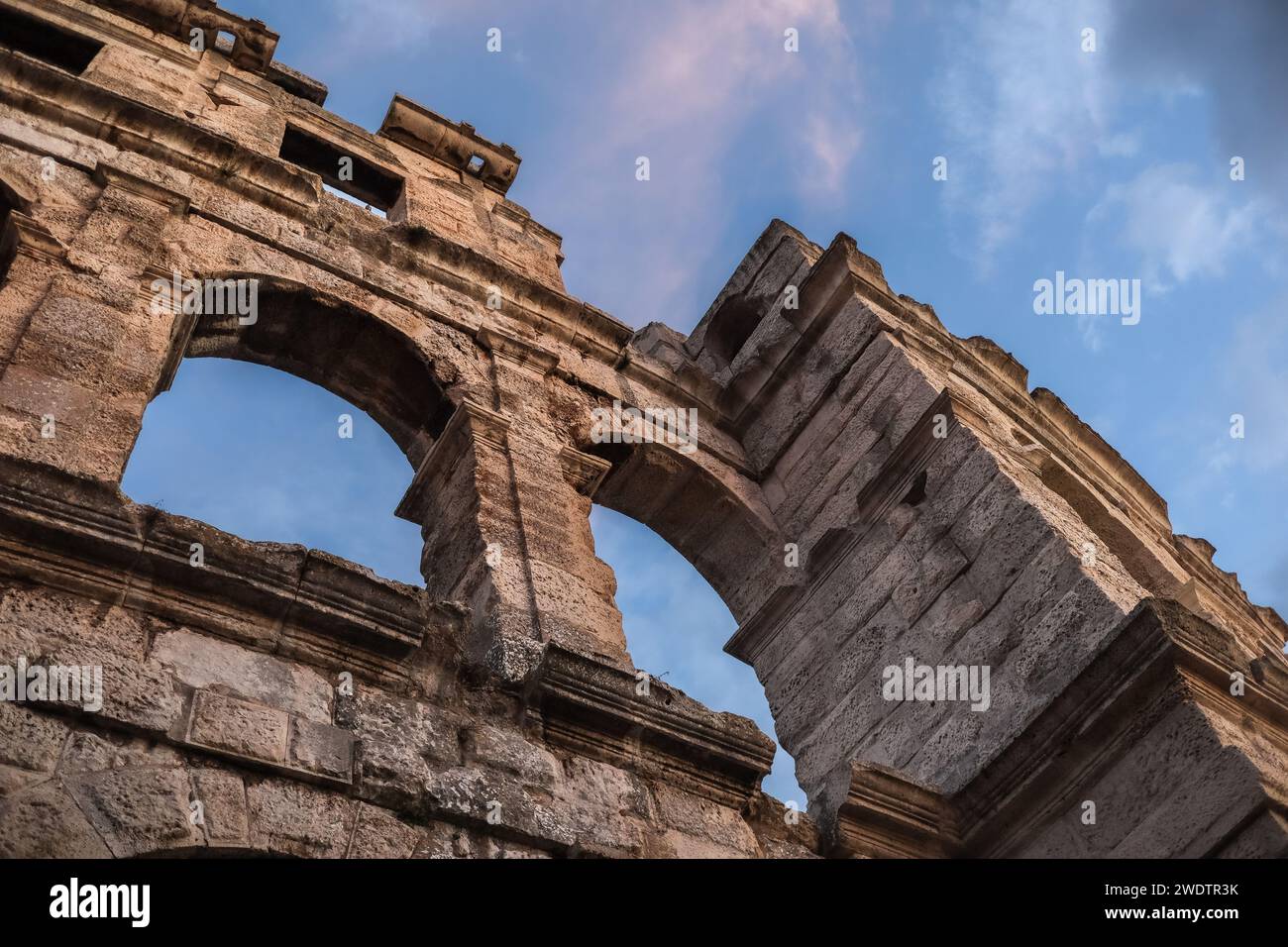 Vista sotto l'Arena di Pola con cielo durante il pomeriggio in Croazia. Monumento europeo in Istria. Guarda l'anfiteatro romano. Foto Stock