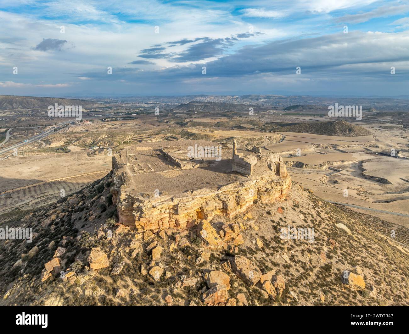 Vista aerea di Castillo de Alcalá o Castillo de la Puebla, castello arabo nella provincia di Murcia, in Spagna, sulla cima di una montagna calcarea con cima piatta. Foto Stock