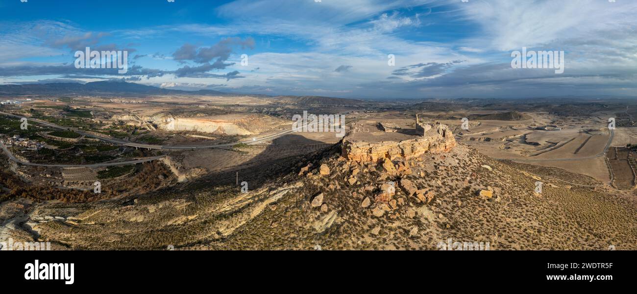 Vista aerea di Castillo de Alcalá o Castillo de la Puebla, castello arabo nella provincia di Murcia, in Spagna, sulla cima di una montagna calcarea con cima piatta. Foto Stock