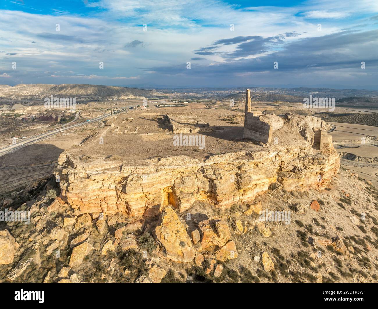 Vista aerea di Castillo de Alcalá o Castillo de la Puebla, castello arabo nella provincia di Murcia, in Spagna, sulla cima di una montagna calcarea con cima piatta. Foto Stock