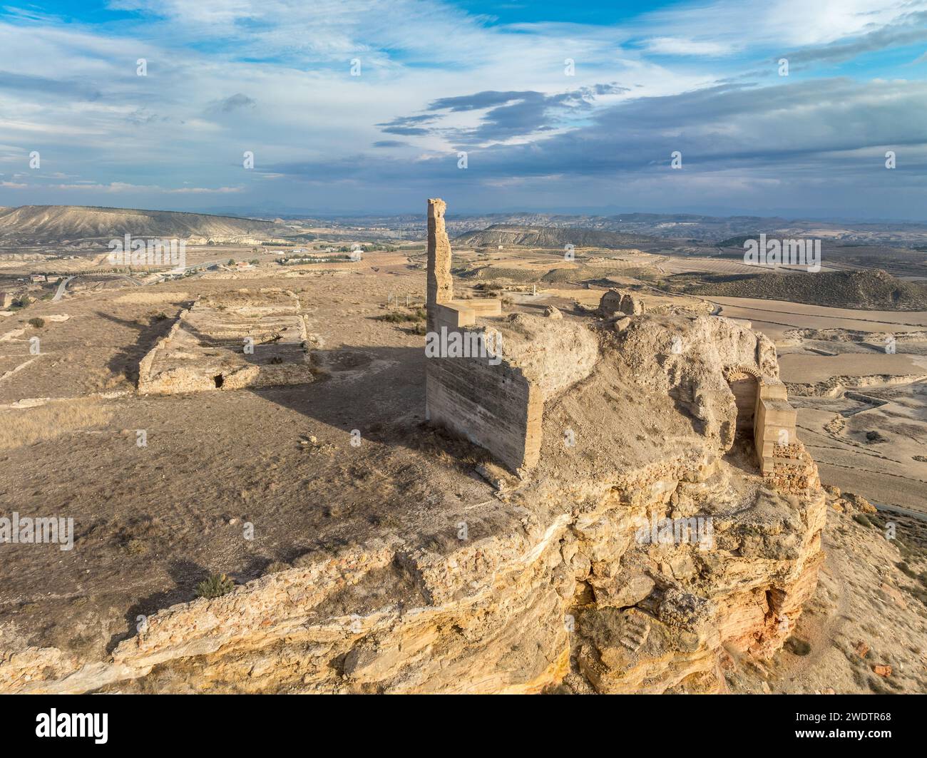 Vista aerea di Castillo de Alcalá o Castillo de la Puebla, castello arabo nella provincia di Murcia, in Spagna, sulla cima di una montagna calcarea con cima piatta. Foto Stock