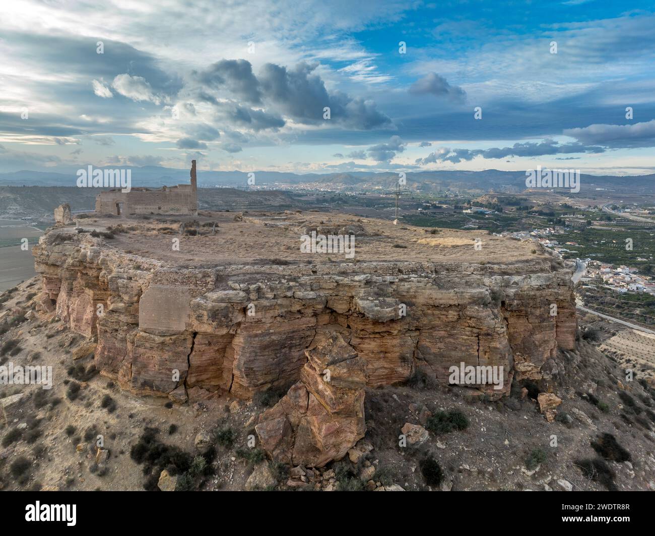 Vista aerea di Castillo de Alcalá o Castillo de la Puebla, castello arabo nella provincia di Murcia, in Spagna, sulla cima di una montagna calcarea con cima piatta. Foto Stock