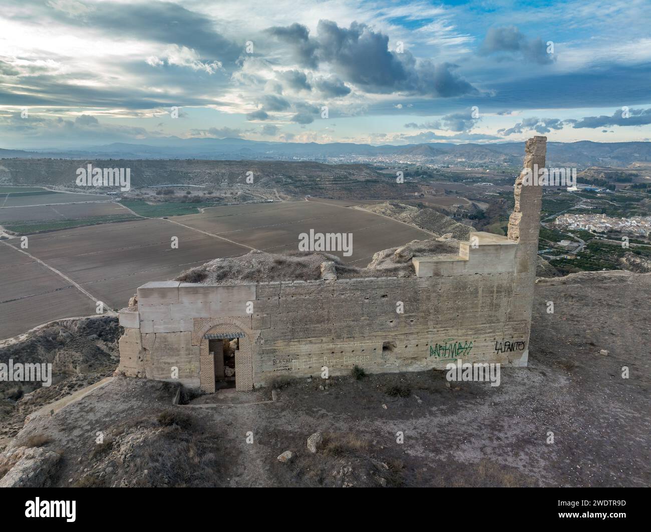 Vista aerea di Castillo de Alcalá o Castillo de la Puebla, castello arabo nella provincia di Murcia, in Spagna, sulla cima di una montagna calcarea con cima piatta. Foto Stock