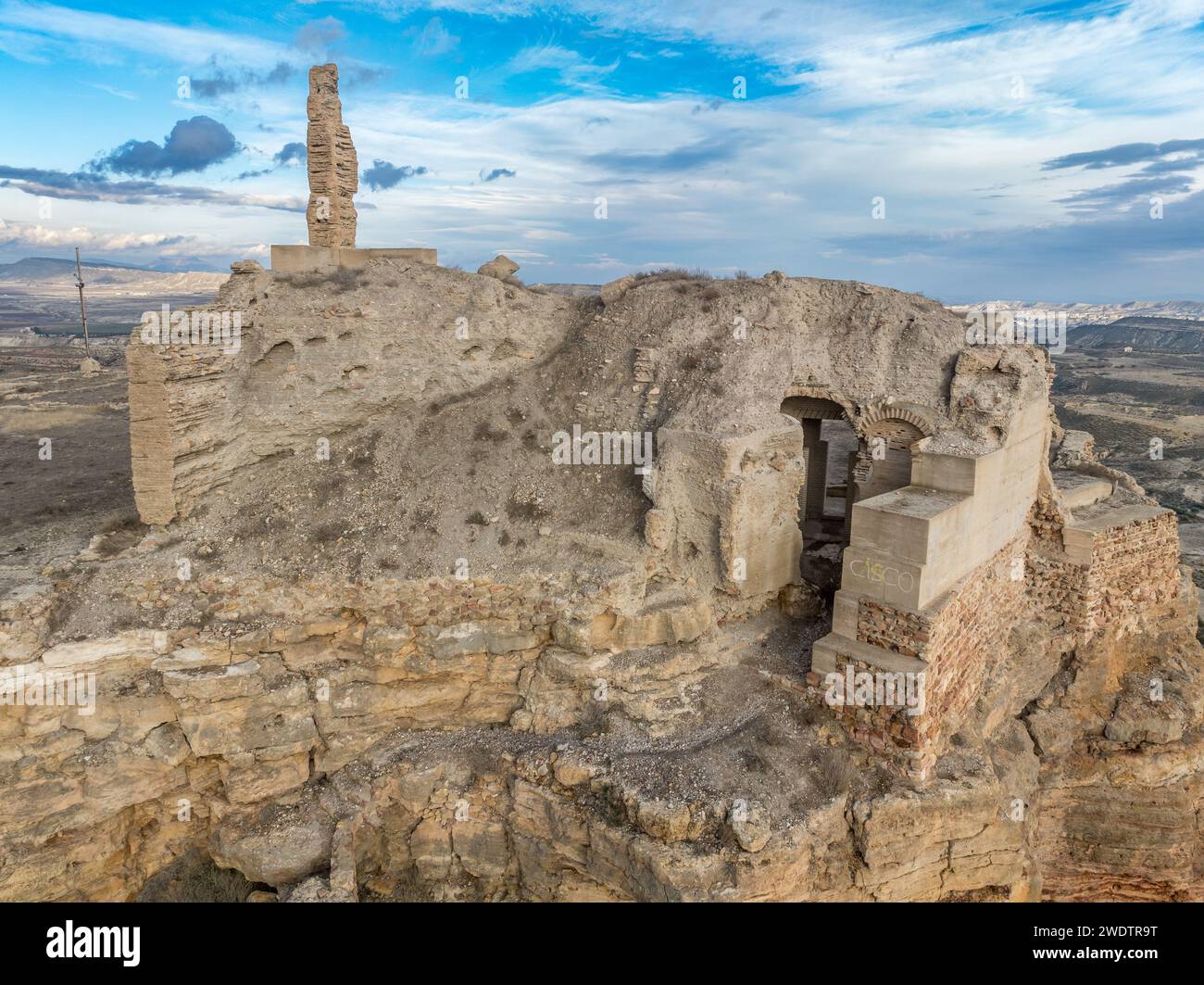 Vista aerea di Castillo de Alcalá o Castillo de la Puebla, castello arabo nella provincia di Murcia, in Spagna, sulla cima di una montagna calcarea con cima piatta. Foto Stock