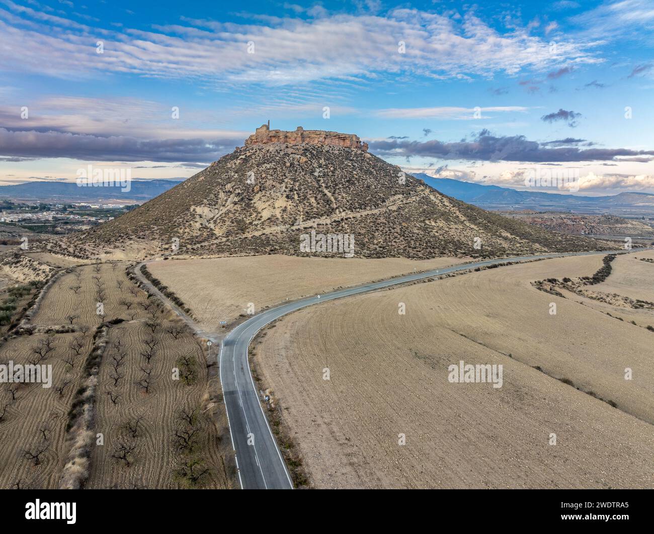Vista aerea di Castillo de Alcalá o Castillo de la Puebla, castello arabo nella provincia di Murcia, in Spagna, sulla cima di una montagna calcarea con cima piatta. Foto Stock