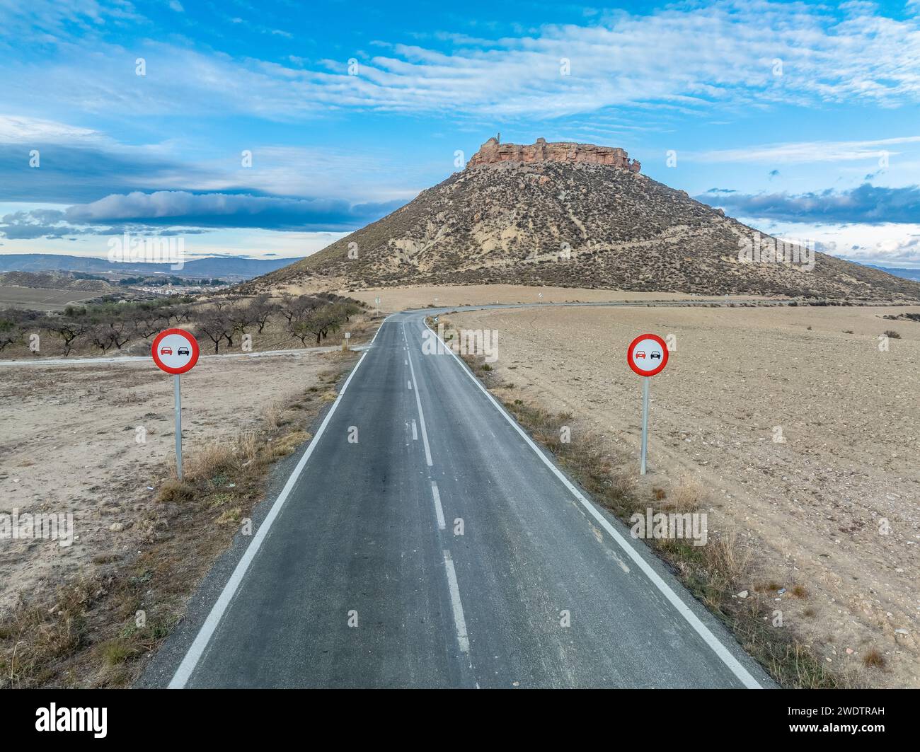 Vista aerea di Castillo de Alcalá o Castillo de la Puebla, castello arabo nella provincia di Murcia, Spagna, con strada e cartello senza oltrepassare Foto Stock