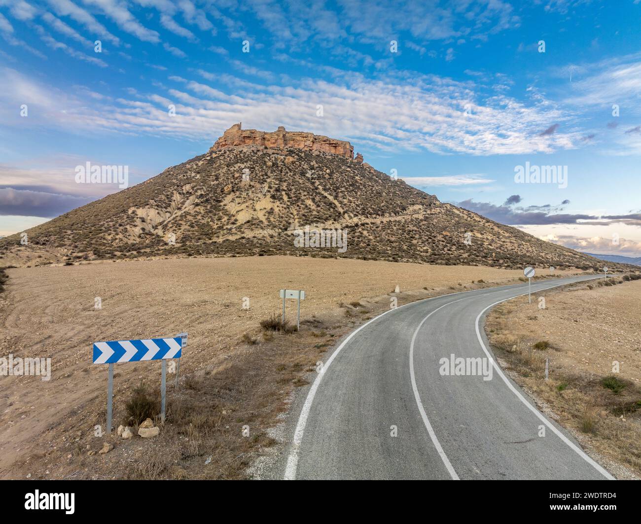 Vista aerea di Castillo de Alcalá o Castillo de la Puebla, castello arabo nella provincia di Murcia, in Spagna, sulla cima di una montagna calcarea con cima piatta. Foto Stock