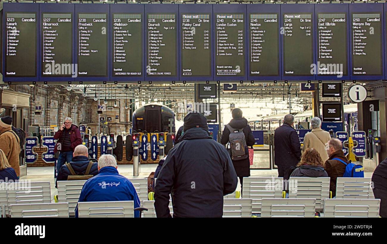 Glasgow, Scozia, Regno Unito. 22 gennaio 2024. Tempo nel Regno Unito: Treni Storm Isha cancellati nella stazione centrale di glasgow con una coda massiccia per il treno di londra. Credit Gerard Ferry/Alamy Live News Foto Stock