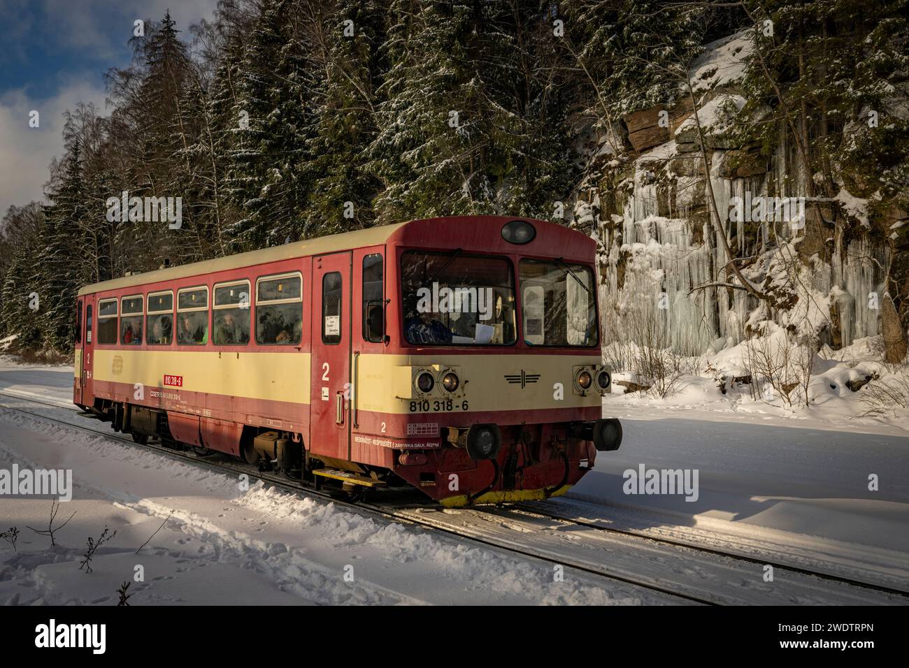 Korenov, Repubblica Ceca. 20 gennaio 2024. Pullman cecoslovacco CD Class 810, la prima corsa di treni storici di quest'anno sulla ferrovia a cremagliera a Korenov, Repubblica Ceca, 20 gennaio 2024. La ferrovia a cremagliera Tanvald - Korenov - Harrachov è stata messa in funzione il 1 giugno 1902. La pista attraversa terreni difficili e richiede soluzioni tecniche straordinarie. Crediti: Radek Petrasek/CTK Photo/Alamy Live News Foto Stock