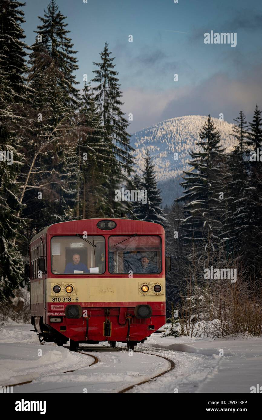 Korenov, Repubblica Ceca. 20 gennaio 2024. Pullman cecoslovacco CD Class 810, la prima corsa di treni storici di quest'anno sulla ferrovia a cremagliera a Korenov, Repubblica Ceca, 20 gennaio 2024. La ferrovia a cremagliera Tanvald - Korenov - Harrachov è stata messa in funzione il 1 giugno 1902. La pista attraversa terreni difficili e richiede soluzioni tecniche straordinarie. Crediti: Radek Petrasek/CTK Photo/Alamy Live News Foto Stock