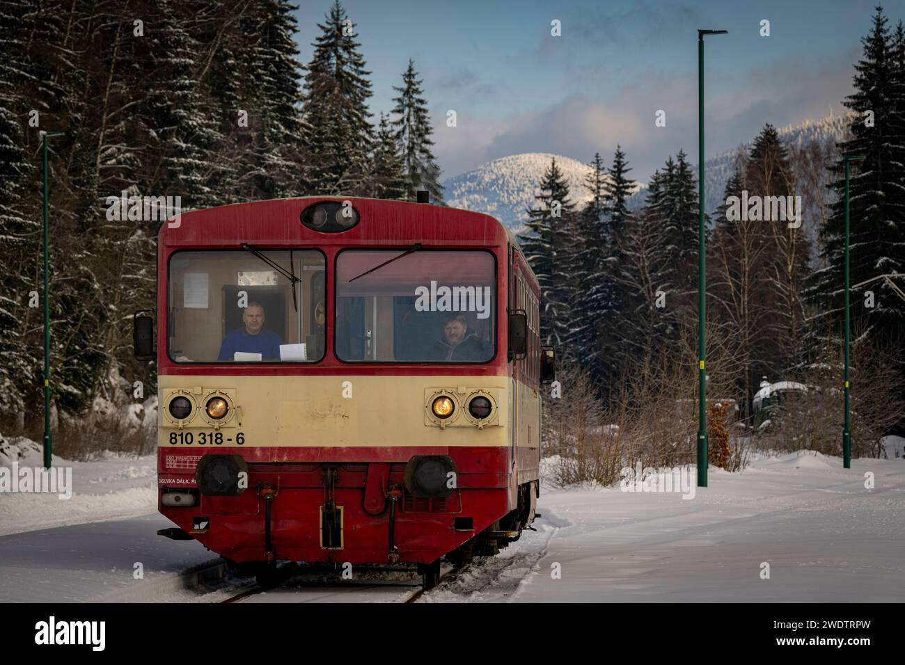 Korenov, Repubblica Ceca. 20 gennaio 2024. Pullman cecoslovacco CD Class 810, la prima corsa di treni storici di quest'anno sulla ferrovia a cremagliera a Korenov, Repubblica Ceca, 20 gennaio 2024. La ferrovia a cremagliera Tanvald - Korenov - Harrachov è stata messa in funzione il 1 giugno 1902. La pista attraversa terreni difficili e richiede soluzioni tecniche straordinarie. Crediti: Radek Petrasek/CTK Photo/Alamy Live News Foto Stock