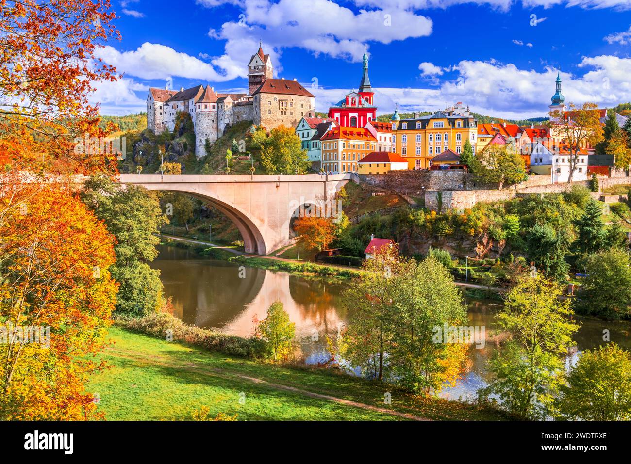 Loket, Repubblica Ceca. Affascinante e colorata città vecchia di Sudetenland, panoramica autunnale del fiume Ohre in Boemia. Foto Stock