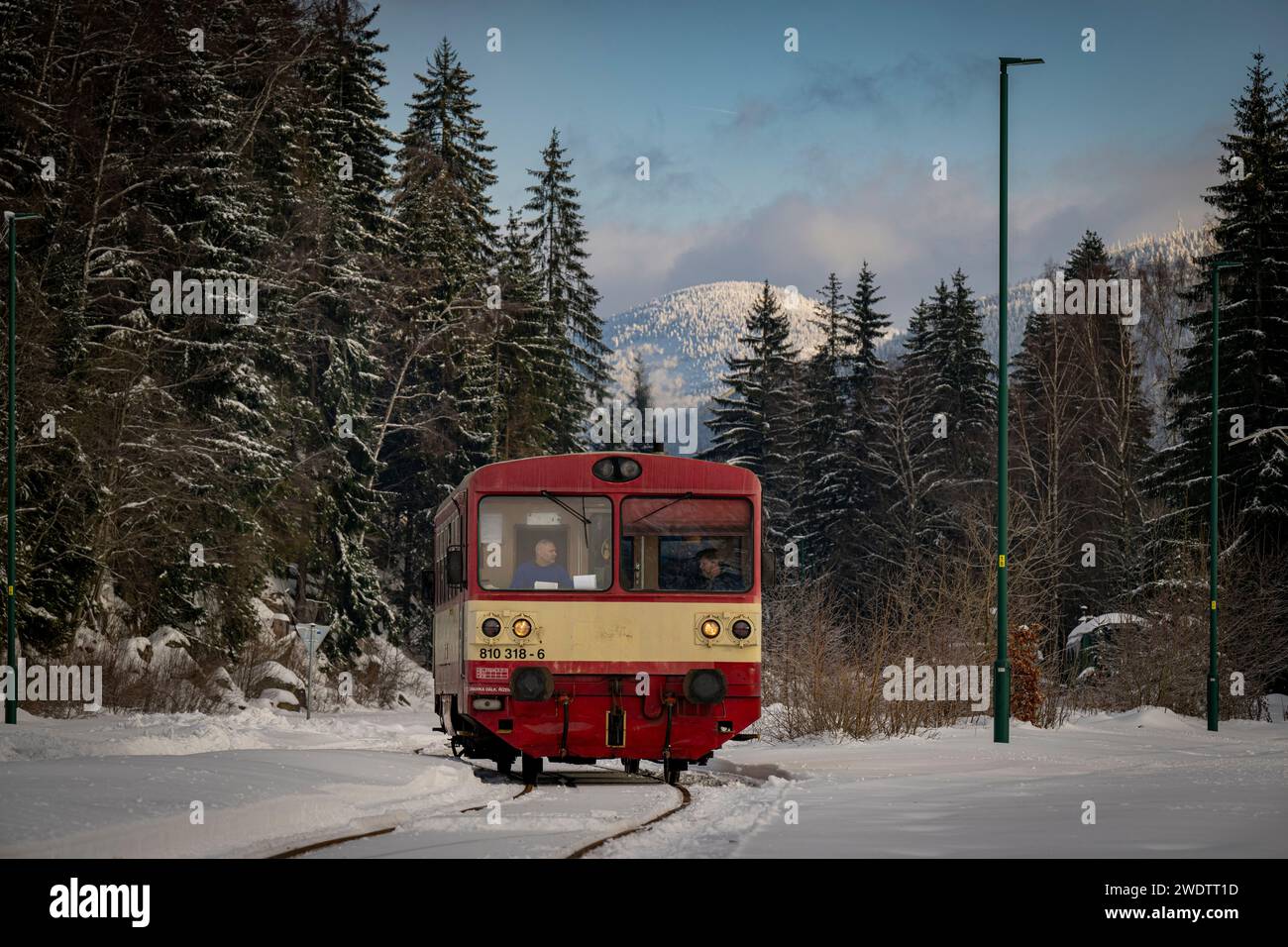 Pullman cecoslovacco CD Class 810, la prima corsa di treni storici di quest'anno sulla ferrovia a cremagliera a Korenov, Repubblica Ceca, 20 gennaio 2024. La ferrovia a cremagliera Tanvald - Korenov - Harrachov è stata messa in funzione il 1 giugno 1902. La pista attraversa terreni difficili e richiede soluzioni tecniche straordinarie. (Foto CTK/Radek Petrasek) Foto Stock